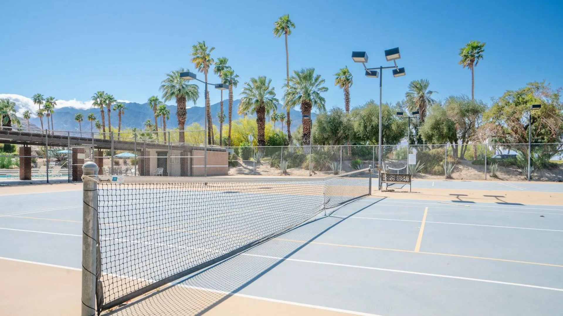 Aparthotel Girls Trip With Pool ,Hot Tub, Games, Tennis Court Palm Springs