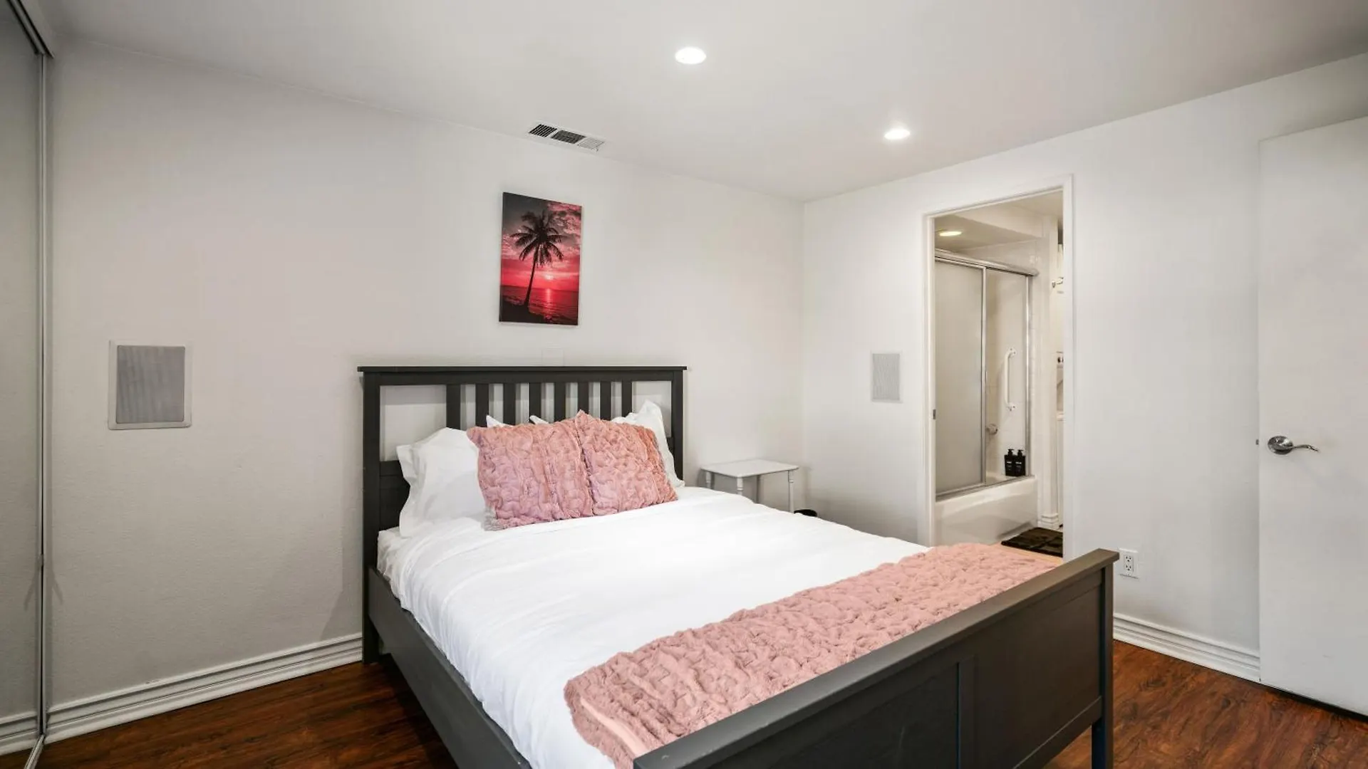 Girls Trip With Pool ,Hot Tub, Games, Tennis Court Palm Springs Aparthotel